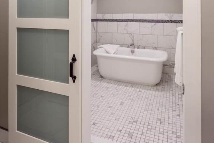 Deep soaking bathtub