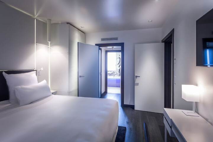 Room 3 of 52