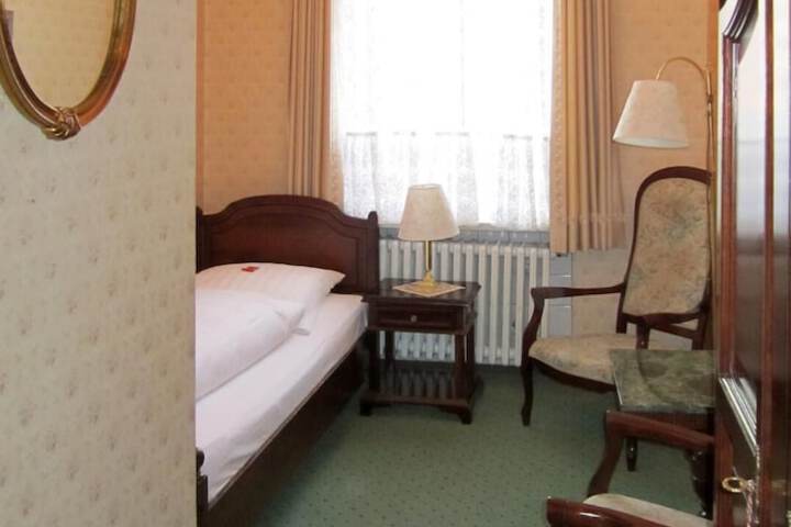 Room 6 of 13