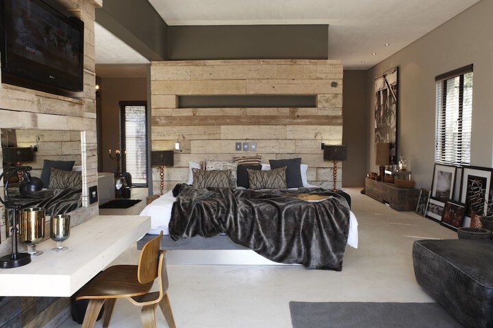 Room 5 of 32