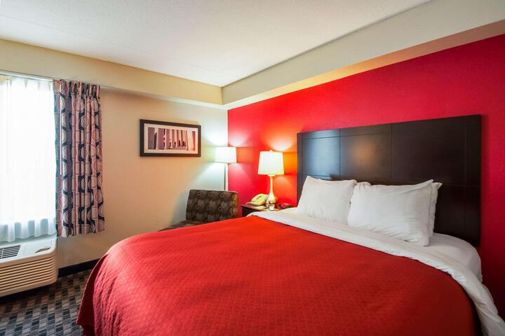 1 Queen Bed (16 of 17)