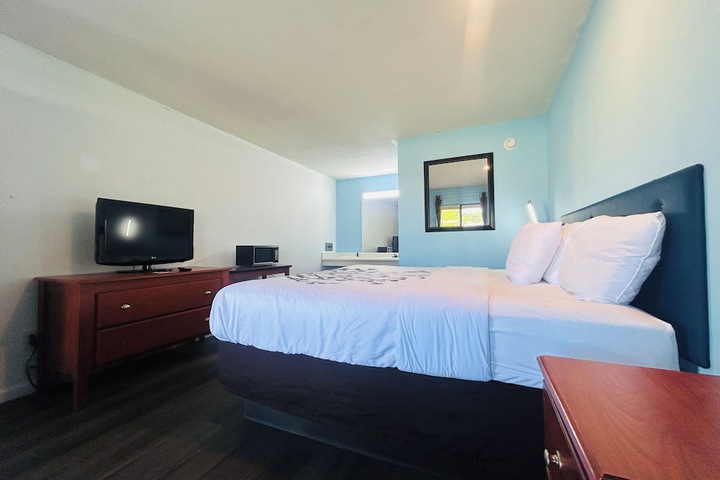 Room 8 of 33