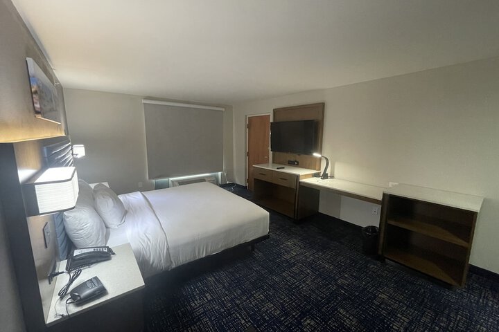 1 King Bed (1 of 16)