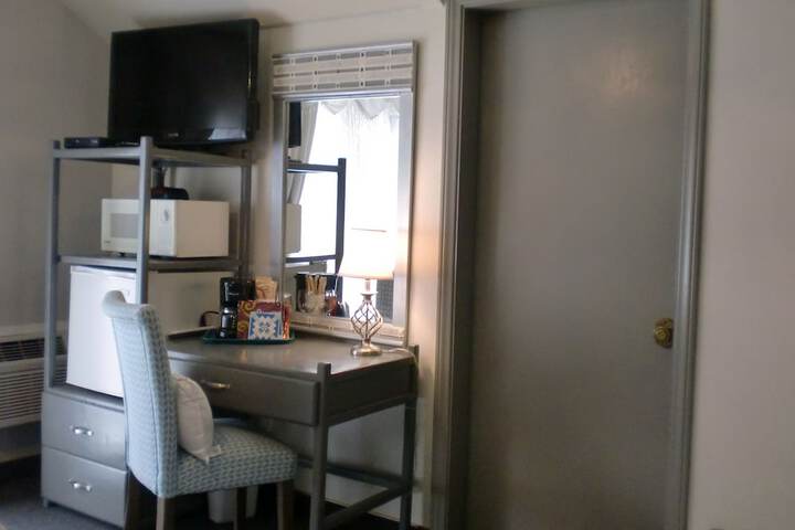 Deluxe Queen Bed (1 of 49)
