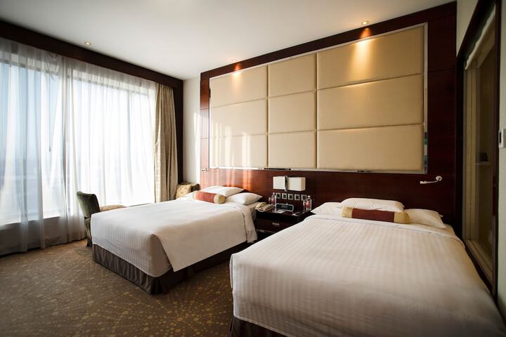 Room 13 of 83