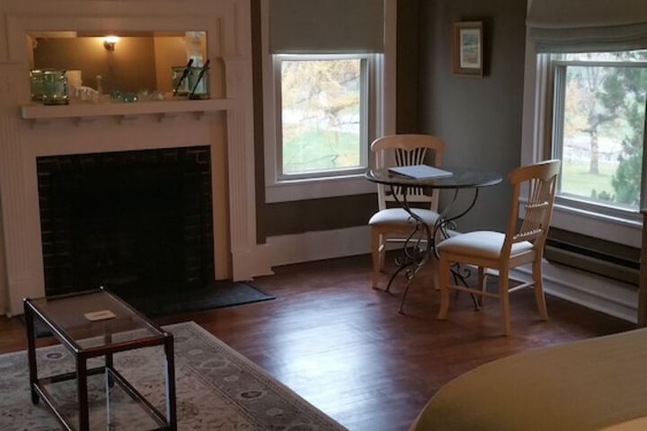 Room 105 of 198