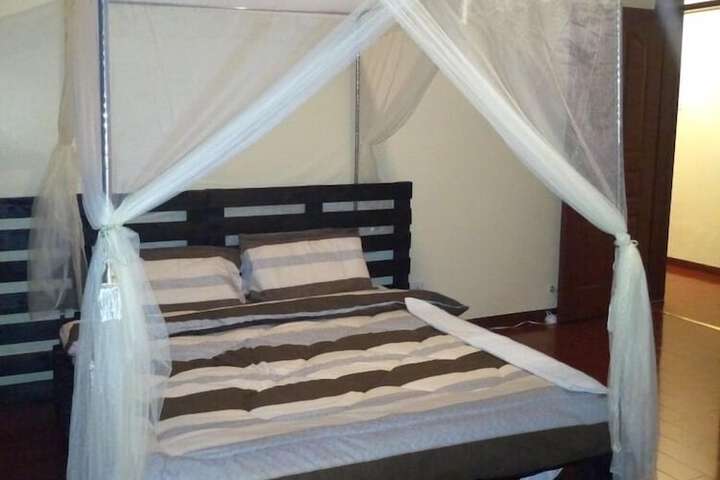 Room 5 of 9