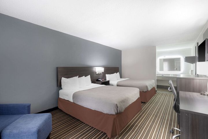 1 Queen Bed (7 of 15)
