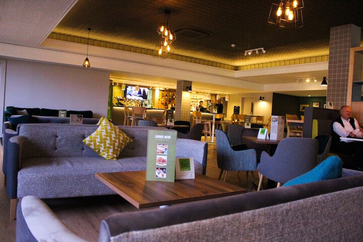 Lounge 81 of 100