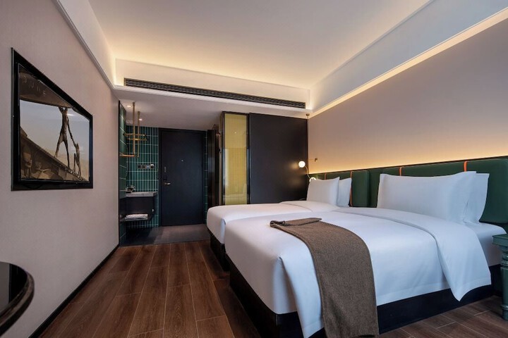 Room 8 of 33