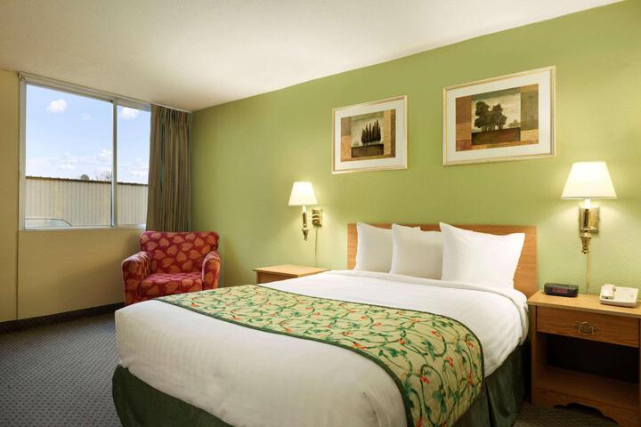1 Queen Bed Accessible Room (3 of 8)