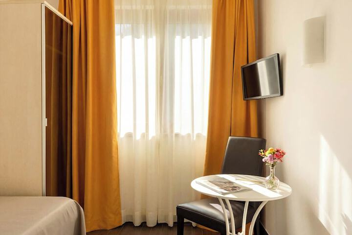 Room 12 of 76