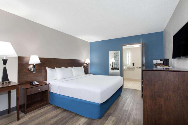 1 King Bed Accessible (7 of 10)