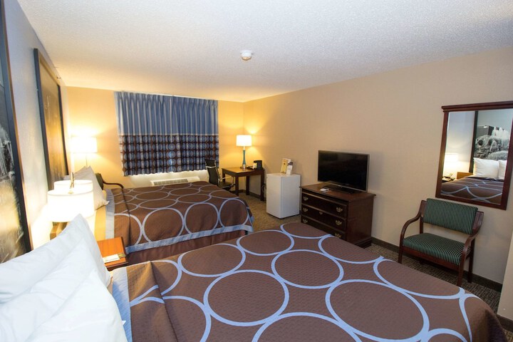 Standard Room, King or Two Doubles (2 of 9)