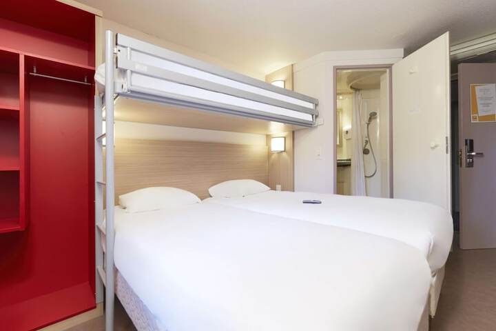 Room 13 of 28