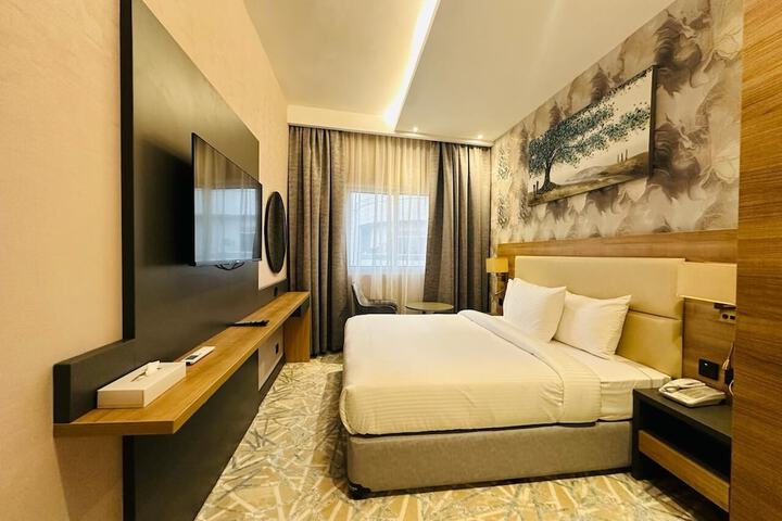 Room 6 of 17