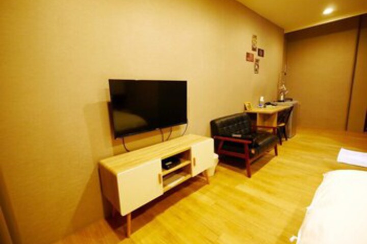 Room 27 of 32