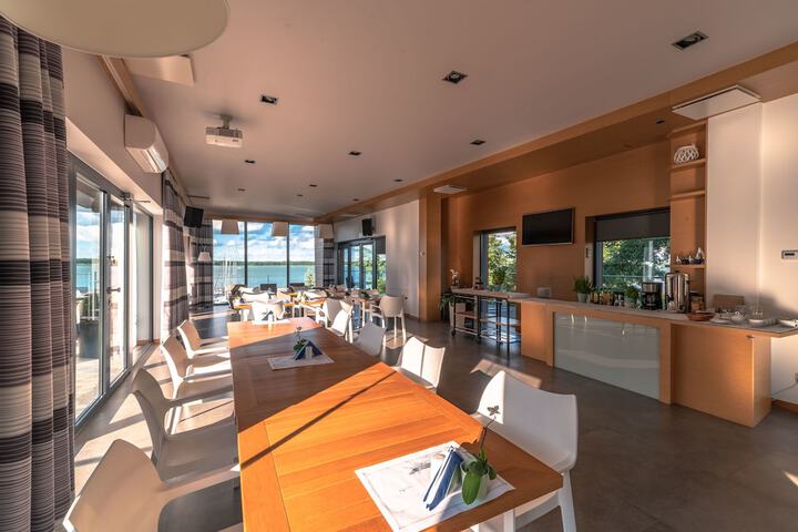 Dining 106 of 136