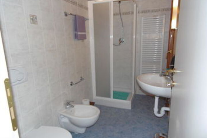 Room 3 of 28