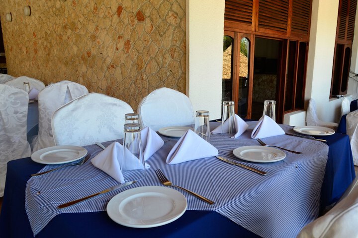 Dining 16 of 24