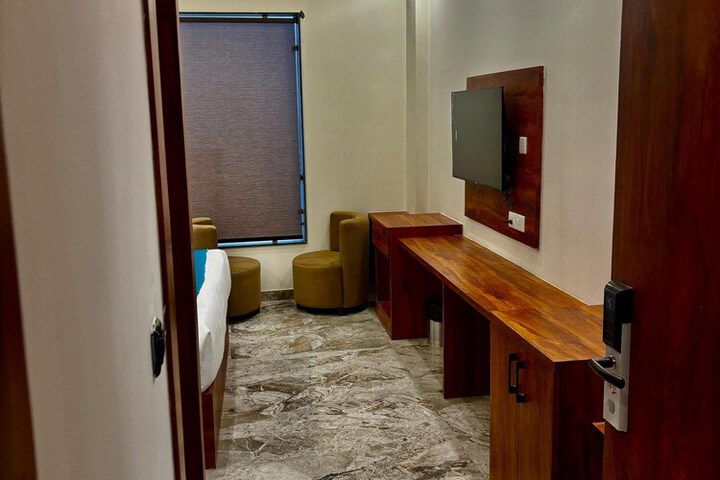 Room 6 of 17