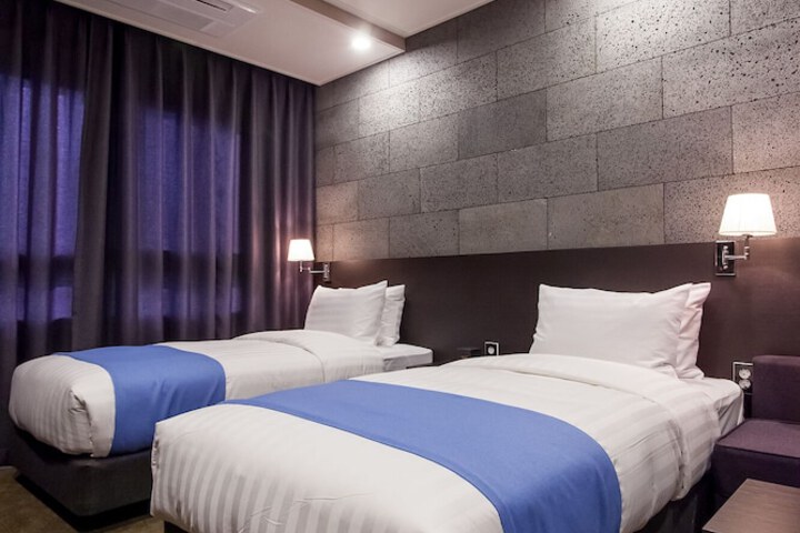 Room 3 of 21