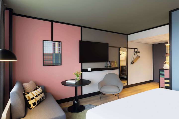Guest Lobby