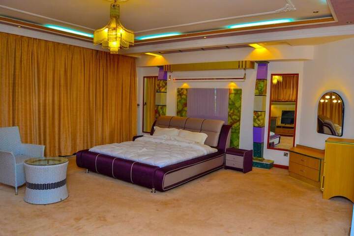 Room 12 of 25