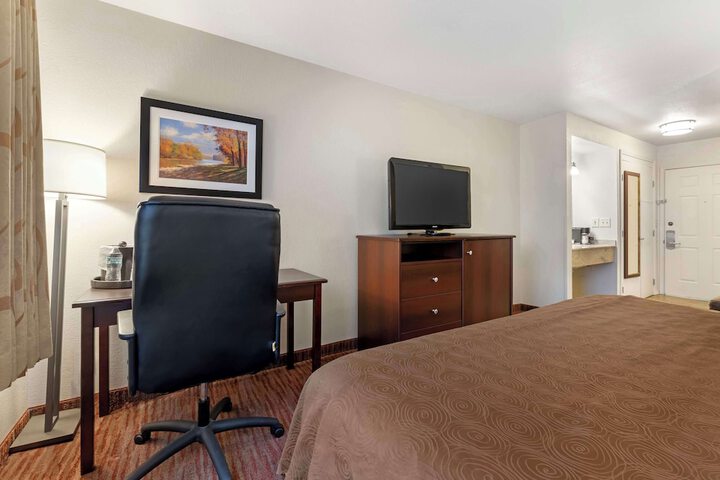 2 Queen Beds High Speed Internet Accessible First Floor Pet Friendly Room Coffee Maker Shower Only Full Breakfast (27 of 27)