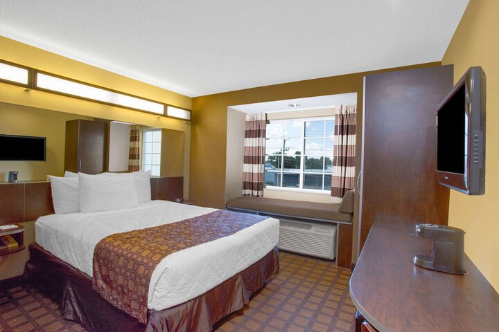 1 Queen Bed (14 of 24)