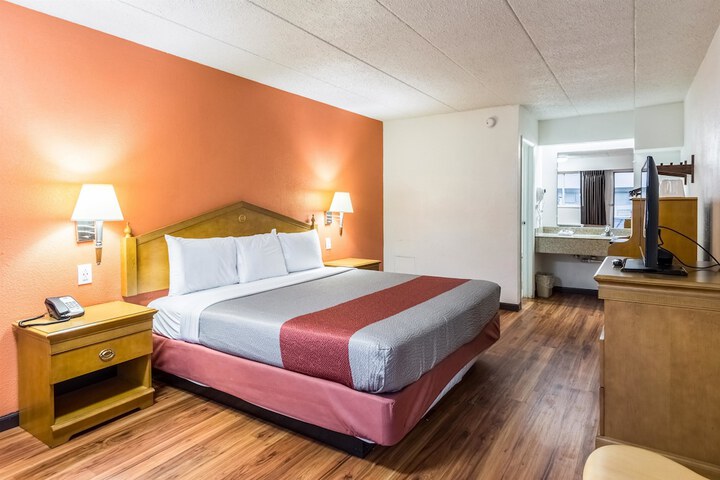 1 King Bed (4 of 18)