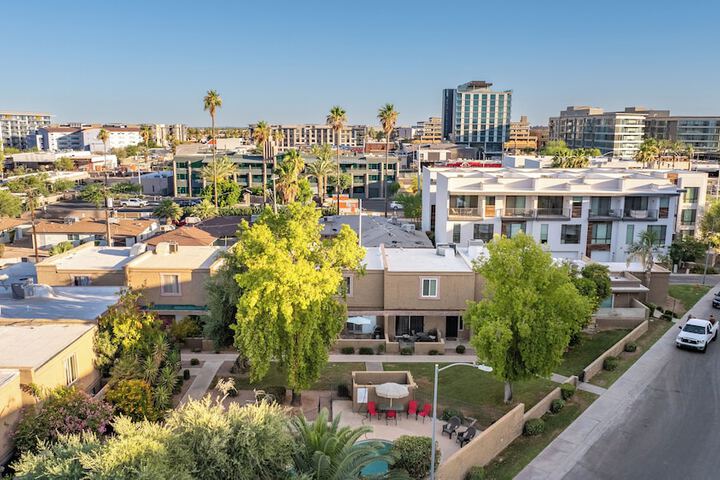 Exterior of Scottsdale Townhome w Pool Walk to Old Town
