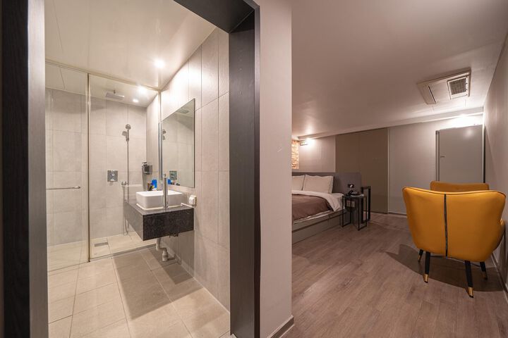 Room 15 of 64