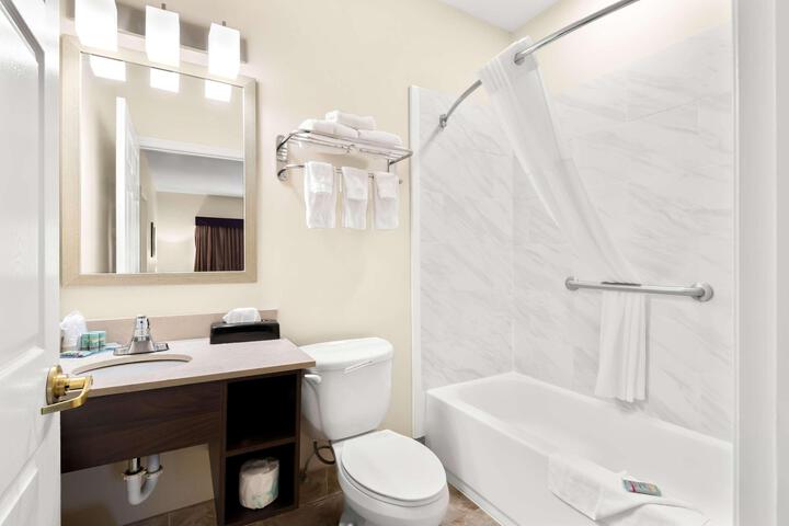 Suite 1 King Bed Sofa Bed For 1 Person Microwave and Refrigerator WiFi Full Breakfast (3 of 21)