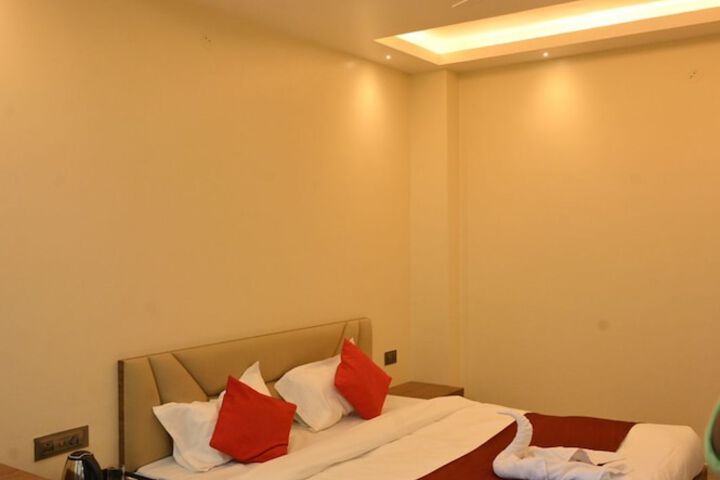 Room 11 of 28