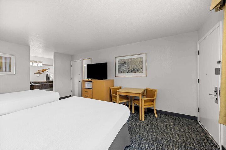 Room 8 of 33