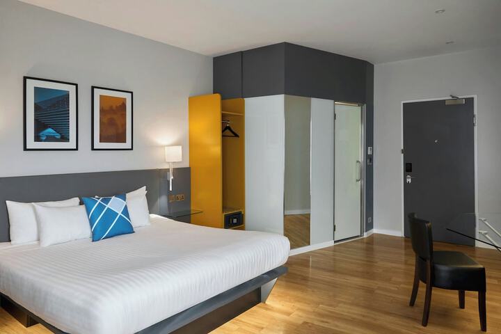 Room 10 of 40
