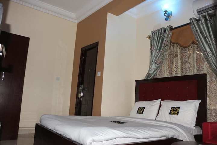 Room 5 of 18