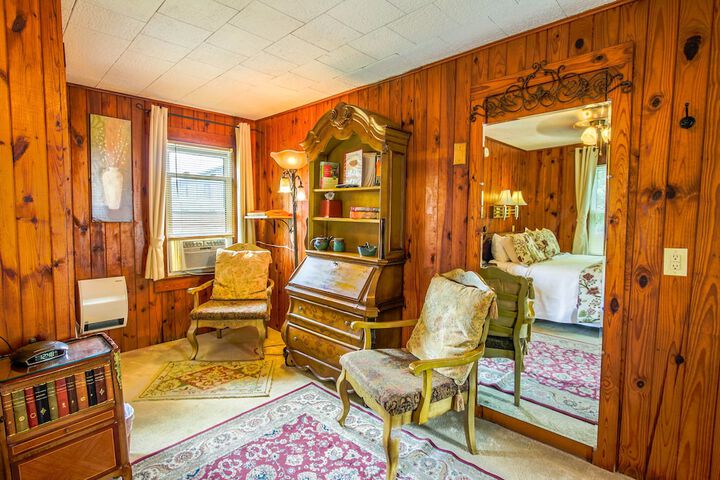 1 Queen Bed (6 of 21)