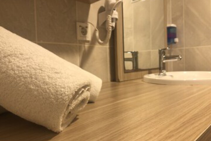 Room 3 of 27