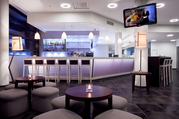 Lounge 24 of 26