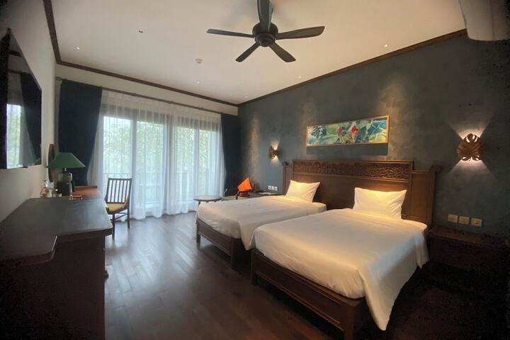 Room 6 of 63