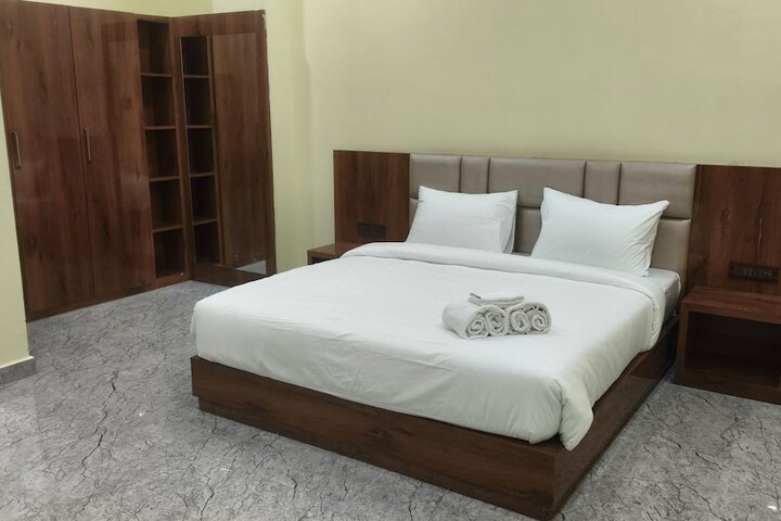 Room 9 of 13