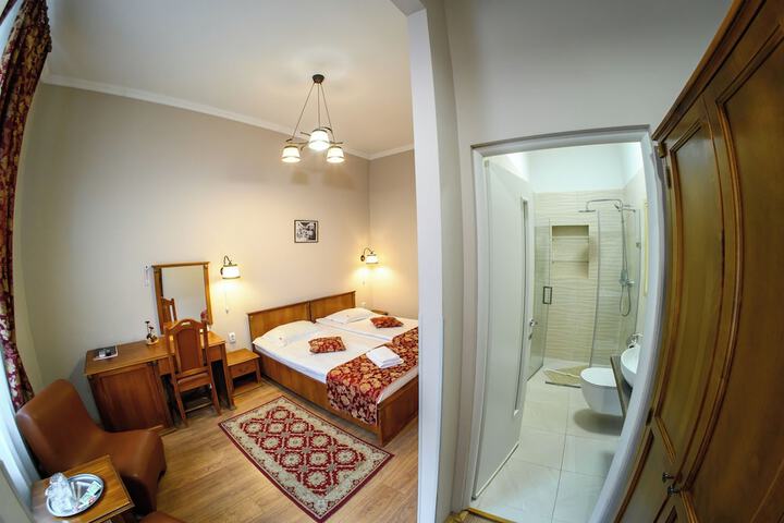 Room 11 of 34