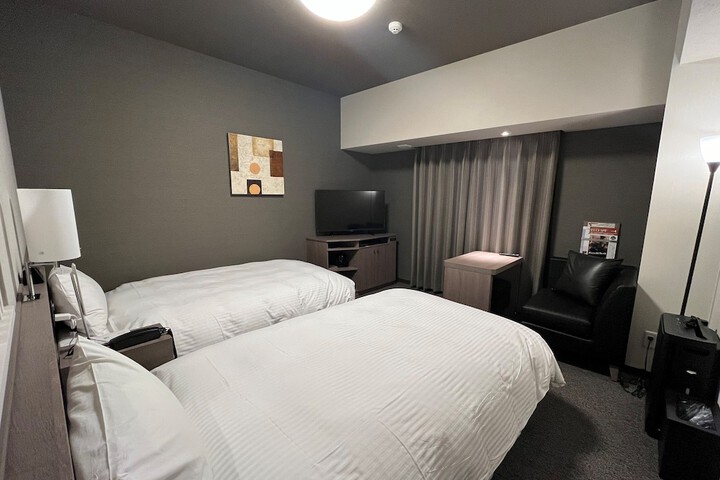 Room 6 of 28