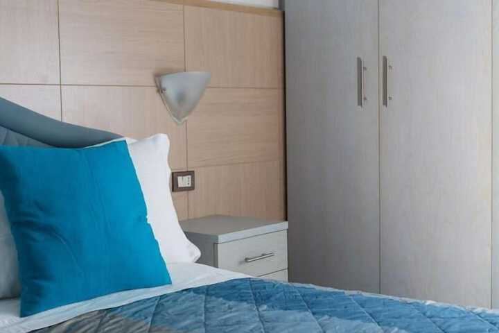 Room 10 of 34