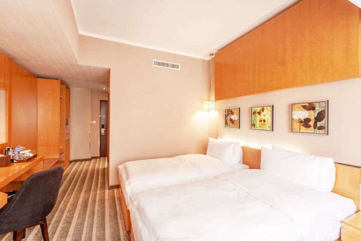 Room 12 of 63