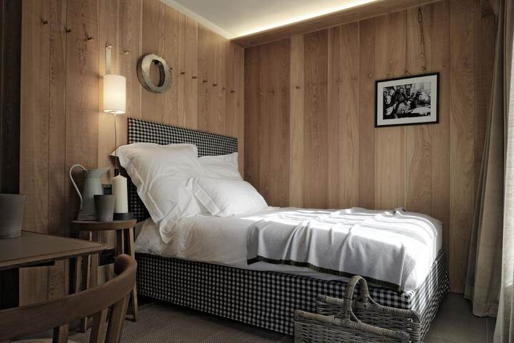 Room 4 of 62