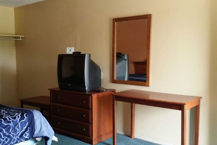 Room 4 of 8