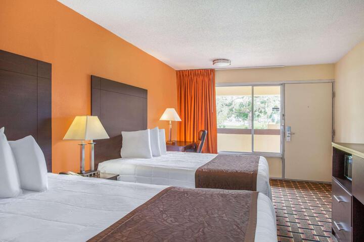 2 Double Beds (4 of 8)